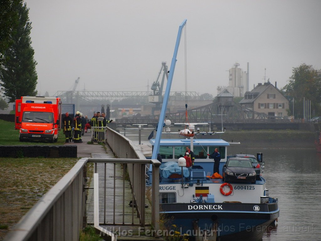 Bergung von Schiff Koeln Deutz nach Internistischen Notfall BF Koeln P08.JPG